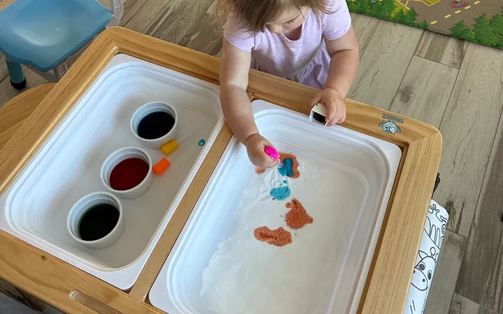 Toddler Fizzy Play: A Baking Soda and Vinegar Sensory Activity (Ages 2-4)